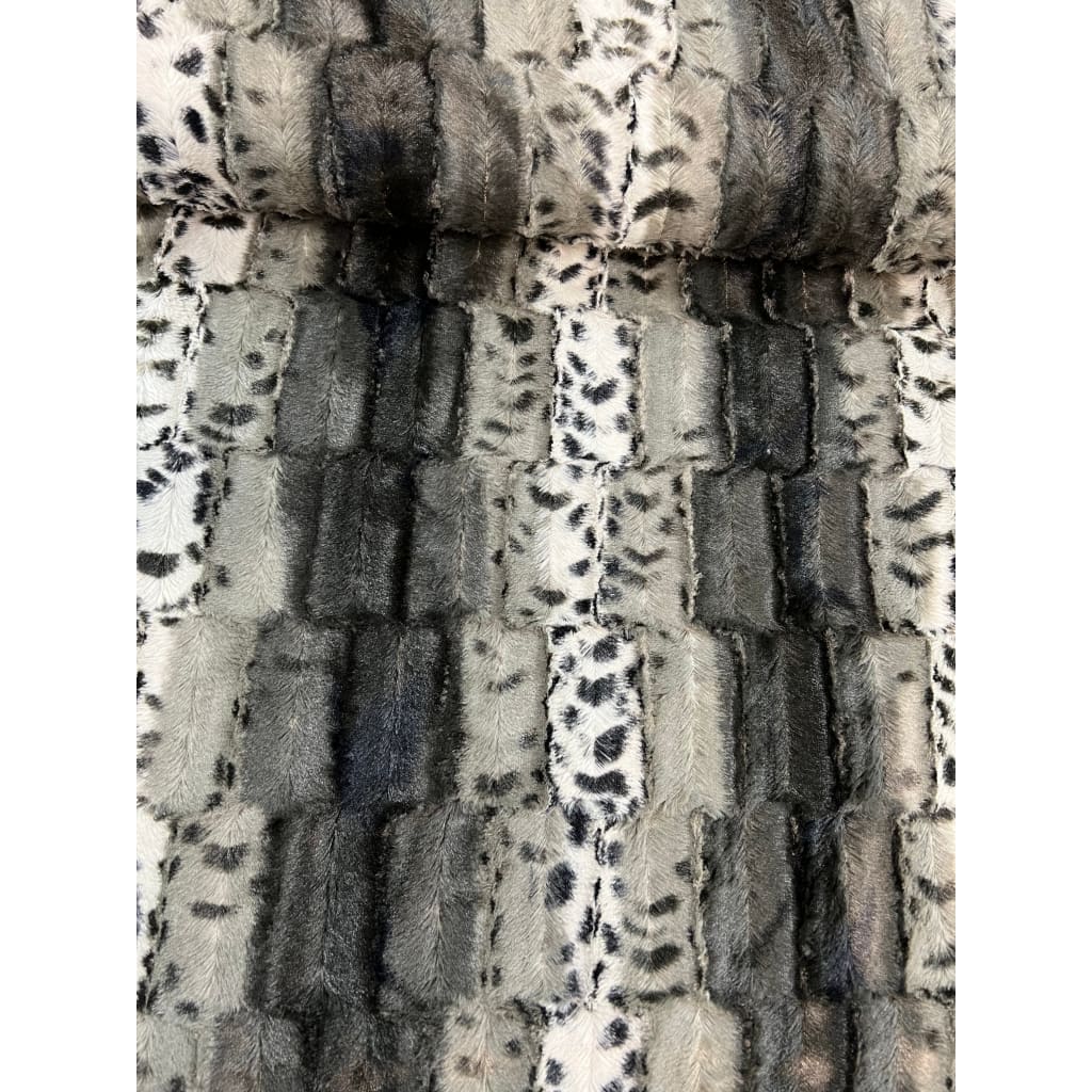Clouded leopard snuggle minky - 1 yd / Black/Grey - Art &